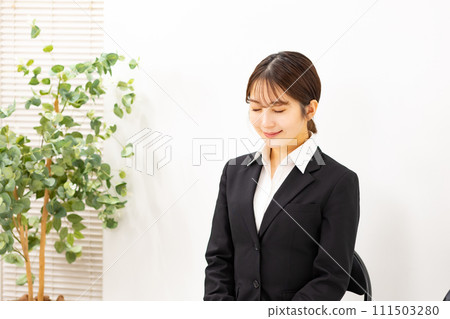 Young woman business 20s sitting 111503280