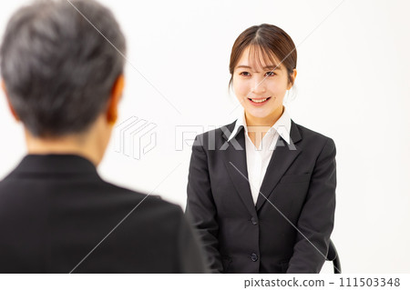 20多歲年輕女性商務面試 111503348