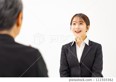 20多歲年輕女性商務面試 111503362