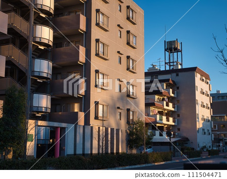 Apartment that stains in the setting sun 111504471