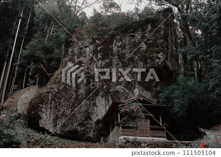 有巨大岩石的神社 111505104