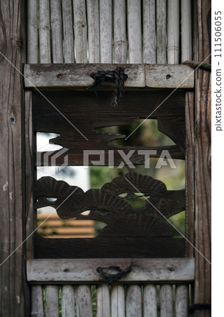 Japanese garden through the gate 111506055