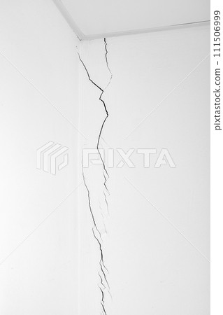 Long, deep crack in the white wall. Construction problems. Shrinkage of the house. Long, deep crack in the white wall. Construction problems. Shrinkage of the house. 111506999