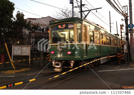 黃昏的江之電（神奈川縣鎌倉市大成町） 111507466
