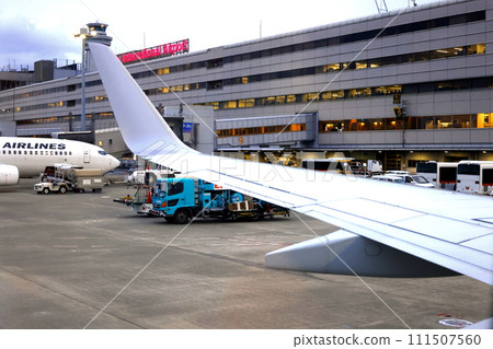 在羽田機場飛往跑道的飛機內部拍攝 111507560