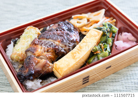 Delicious chicken thigh grilled in soy sauce bento 111507715