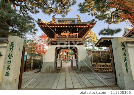 Sanmon gate of Mangetsu-ji Temple, Otsu City, where Ukimido is located 111508366