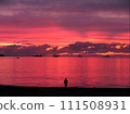 Watch the sea dyed in the sunset 111508931