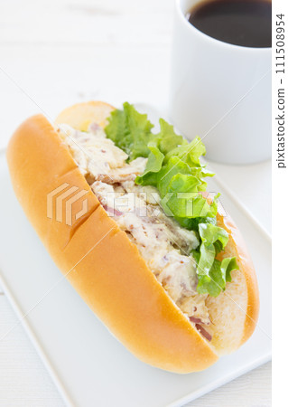 美味的馬鈴薯沙拉熱狗 111508954