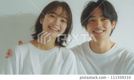 Z 一代穿著白色 T 卹、微笑的男女肖像 Z 一代穿著白色 T 卹、微笑的男女肖像 111509310