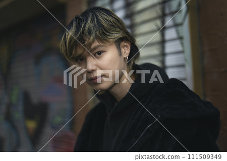 一個二十多歲的男人看著相機的畫像 一個二十多歲的男人看著相機的畫像 111509349