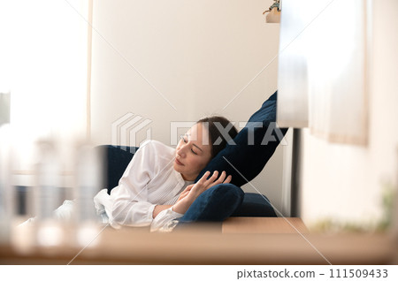 放鬆在沙發的婦女 放鬆在沙發的婦女 111509433