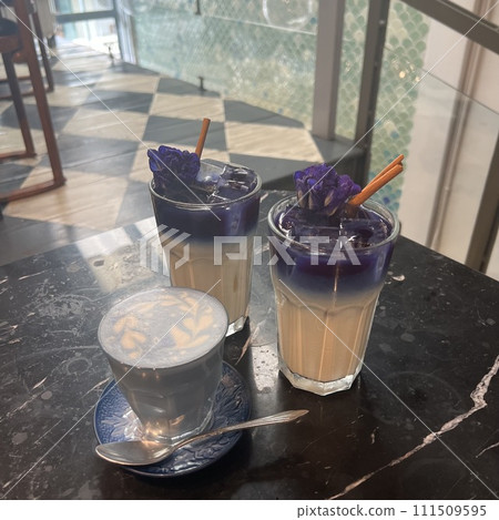 咖啡館窗邊放置的蝴蝶茶(泰國) 咖啡館窗邊放置的蝴蝶茶(泰國) 111509595