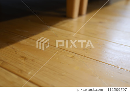 地板被重型家具壓扁 地板被重型家具壓扁 111509797