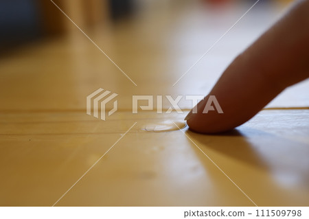 地板被重型家具壓扁 地板被重型家具壓扁 111509798