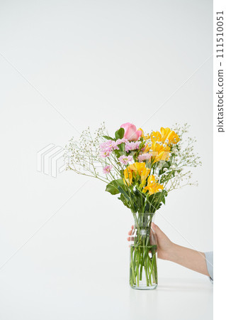 The young woman is holding flower. 111510051