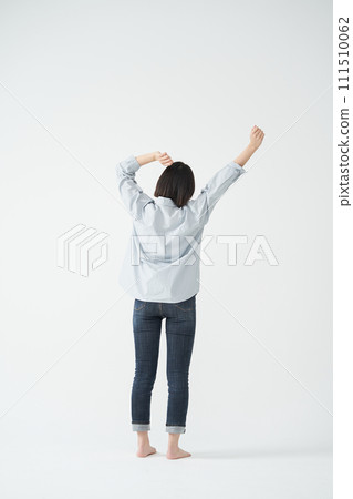 The young woman is stretching. 111510062