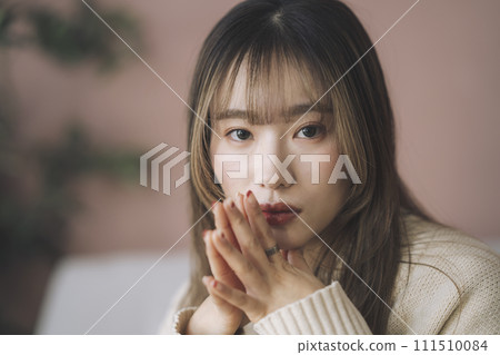 Portrait of a woman in her twenties looking at the camera 111510084