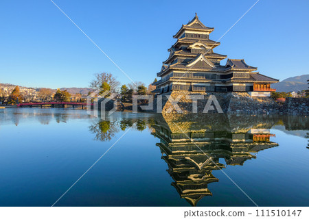 沐浴朝陽的國寶松本城【冬】 111510147