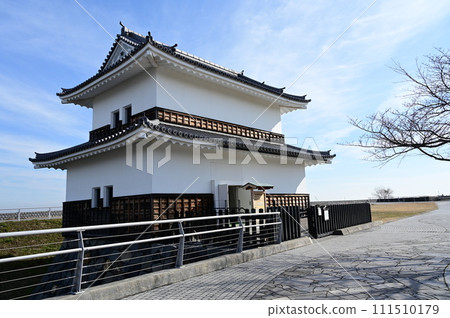 Banryu Yagura is a water gate facility located at Shichiri no Watari in Kuwana City, Mie Prefecture. 111510179