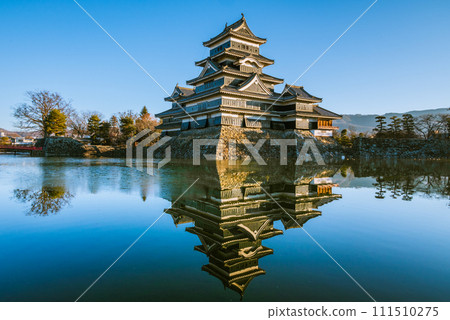 沐浴朝陽的國寶松本城【冬】 111510275