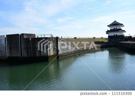 萬龍櫓是位於三重縣桑名市七里之渡的水門設施。 111510300