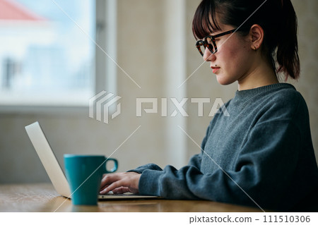 鍵入計算機的少婦 111510306