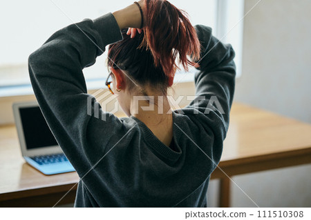 將頭髮綁在腦後的年輕女子 111510308