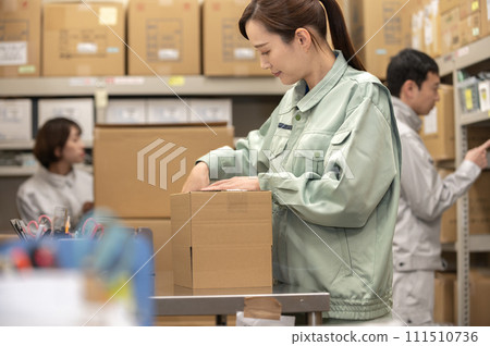 穿著工作服的女人正在做包裝工作 111510736