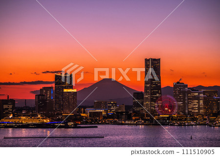 日本橫濱的城市景觀港未來和富士山倒映在日落中。正面左側是櫻木町車站方向。 111510905