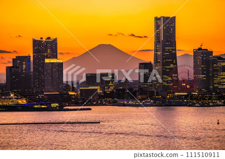 日本橫濱的城市景觀港未來和富士山倒映在日落中。正面左側是櫻木町車站方向。 111510911