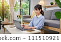 在客廳工作的女性，遠距辦公 111510921