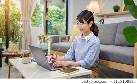 在客廳工作的女性，遠距辦公 111510921