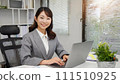 在辦公室工作的女人 111510925