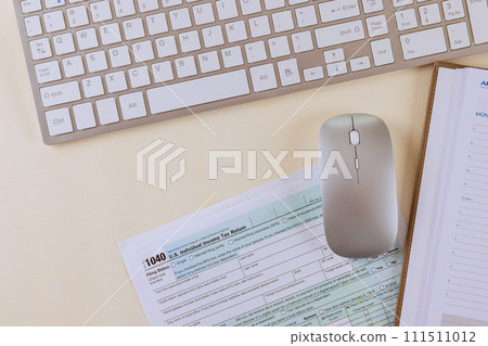 Filing form 1040 is prepared by the accounting office for individual income tax season 111511012