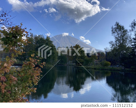 倒映在湖中的羊蹄山 111512152