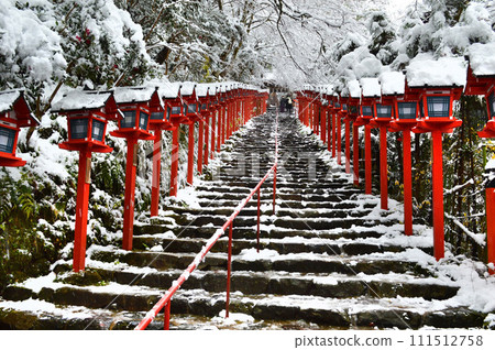 下雪的早晨，前往京都市貴船神社主殿的參道 111512758
