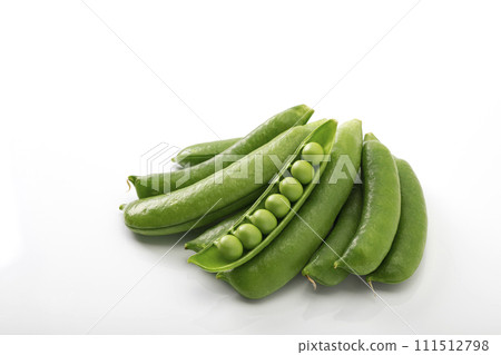 白色背景上束的綠豌豆 白色背景上束的綠豌豆 111512798