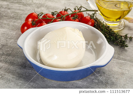 Round Mozzarella young cheese ball 111513677