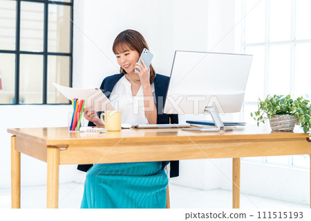 Business woman talking on a smartphone 111515193