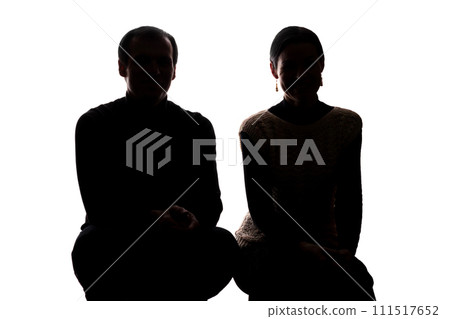 Portrait women and men across from, brother and sister - silhouette 111517652
