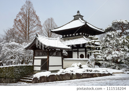 Tofukuji temple in the snow, bell tower and sutra storehouse, Higashiyama Ward, Kyoto City 111518204