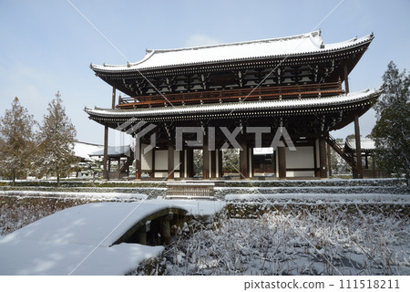 白雪皚皚的東福寺三門京都市東山區 111518211