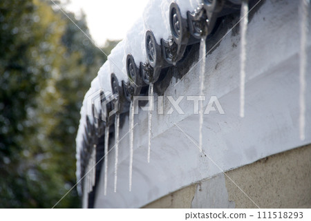 Tofukuji Temple in the snow, icicles on the earthen wall, Higashiyama Ward, Kyoto City Tofukuji Temple in the snow, icicles on the earthen wall, Higashiyama Ward, Kyoto City 111518293