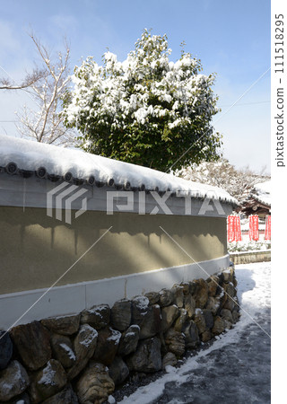 Snowy Tofukuji Temple, snowfall on the grounds, Higashiyama Ward, Kyoto City 111518295