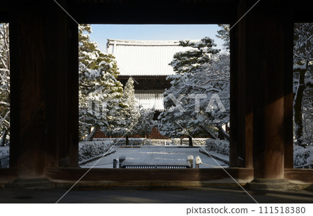 雪中的建仁寺，從京都市東山區山門看到的大廳 111518380