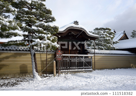 Kennin-ji Temple in the snow, Hojo's Imperial Envoy Gate, Higashiyama Ward, Kyoto City Kennin-ji Temple in the snow, Hojo's Imperial Envoy Gate, Higashiyama Ward, Kyoto City 111518382