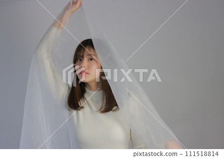 一個年輕女子從白布探出頭_3 一個年輕女子從白布探出頭_3 111518814