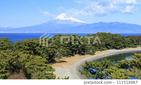 從駿河灣眺望富士山(伊豆半島靜岡縣土肥市) 從駿河灣眺望富士山(伊豆半島靜岡縣土肥市) 111518967