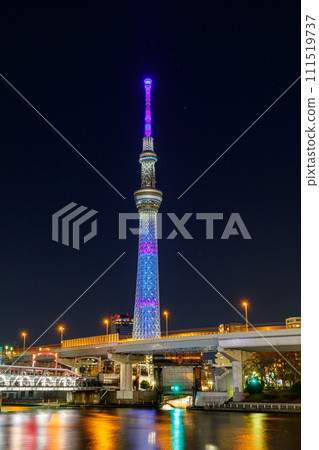 「東京」 隅田川上燈火通明的東京晴空塔夜景 111519737